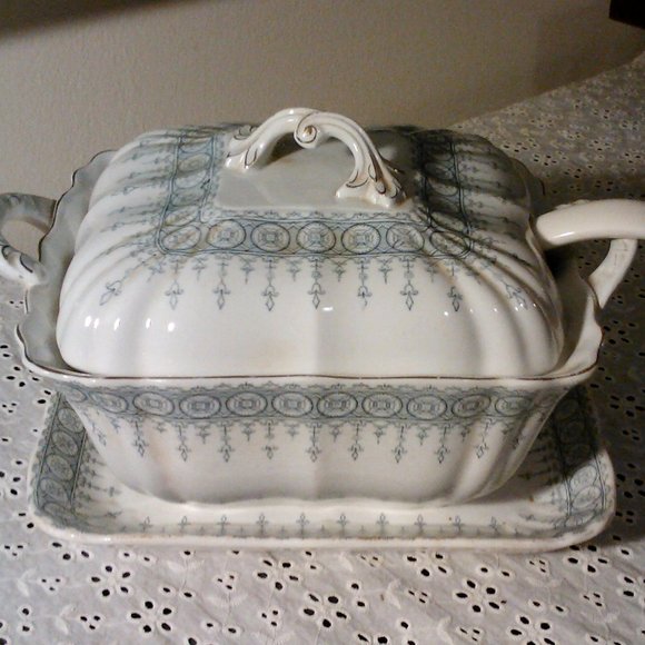1800's Royal Vitreous Soup Tureen & Under plate - Picture 2 of 10
